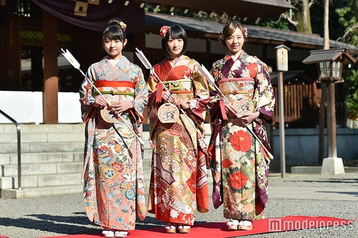 左から:伊藤万理華、生駒里奈、川村真洋(C)モデルプレス