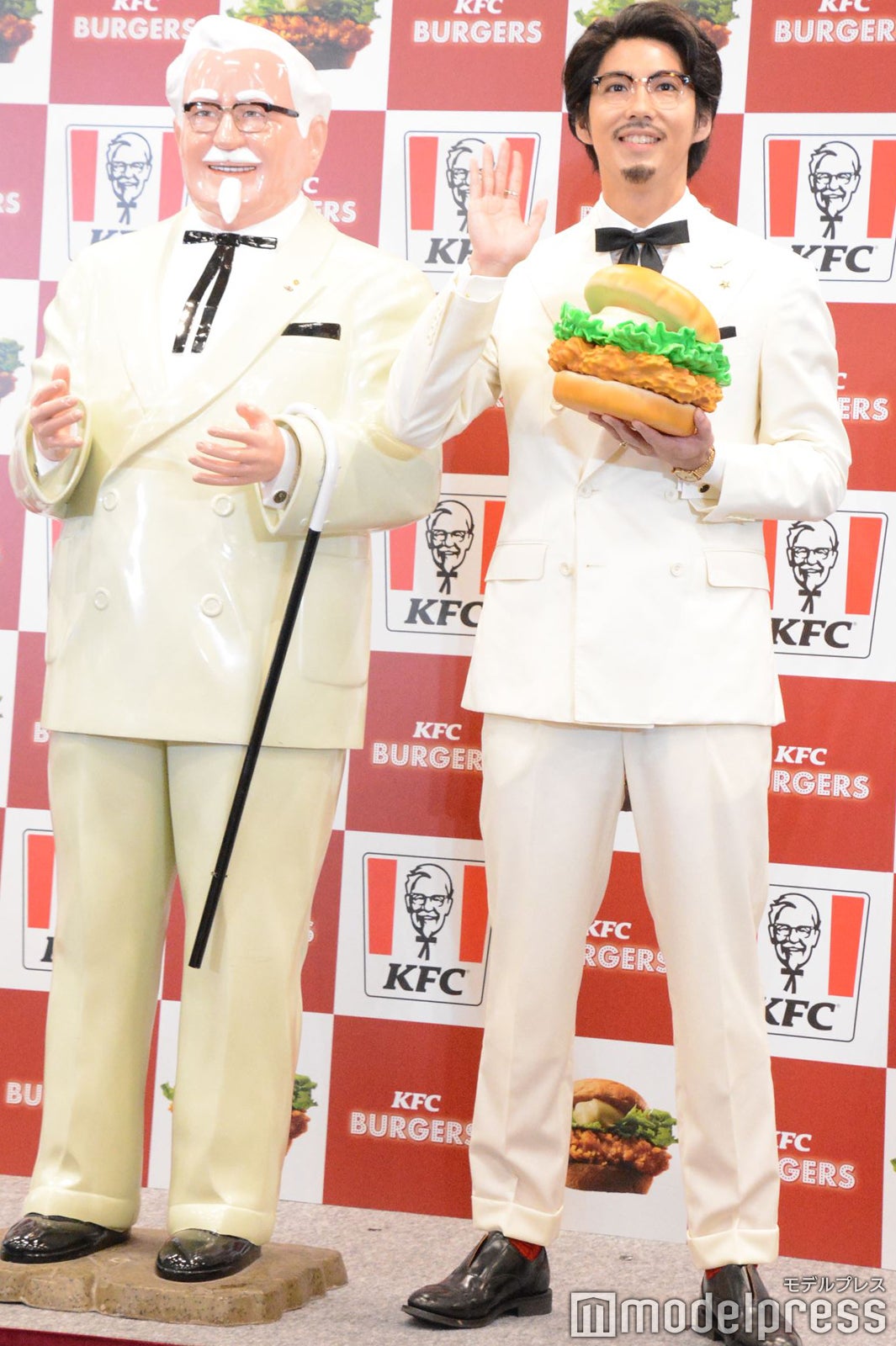 カーネル・サンダースと賀来賢人 （C）モデルプレス