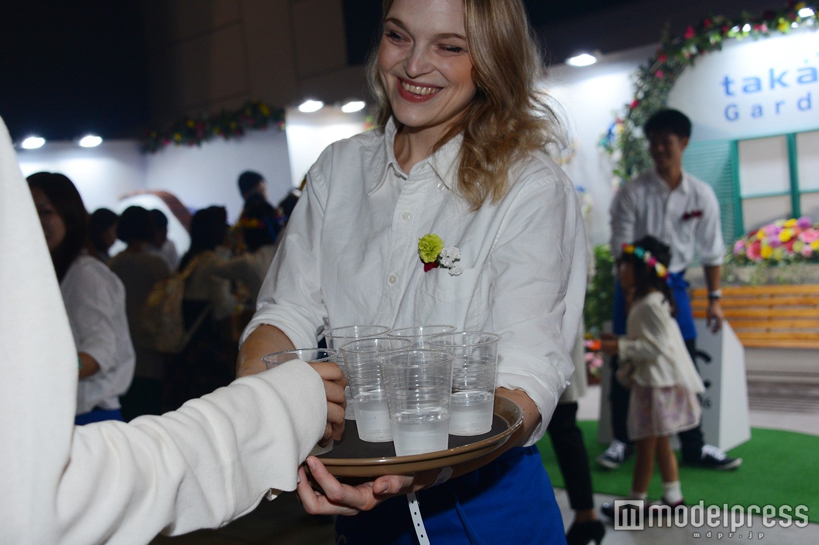 浄水を無料配布（C）モデルプレス