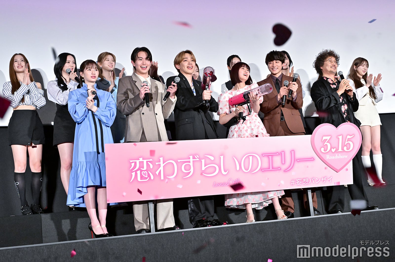 （前列左より）白宮みずほ、綱啓永、宮世琉弥、原菜乃華、小関裕太、三木康一郎監督（後列左より）MAKO、RIO、RIKU、AYAKA、MAYUKA、RIMA、NINA、MAYA、MIIHI／NiziU（C）モデルプレス