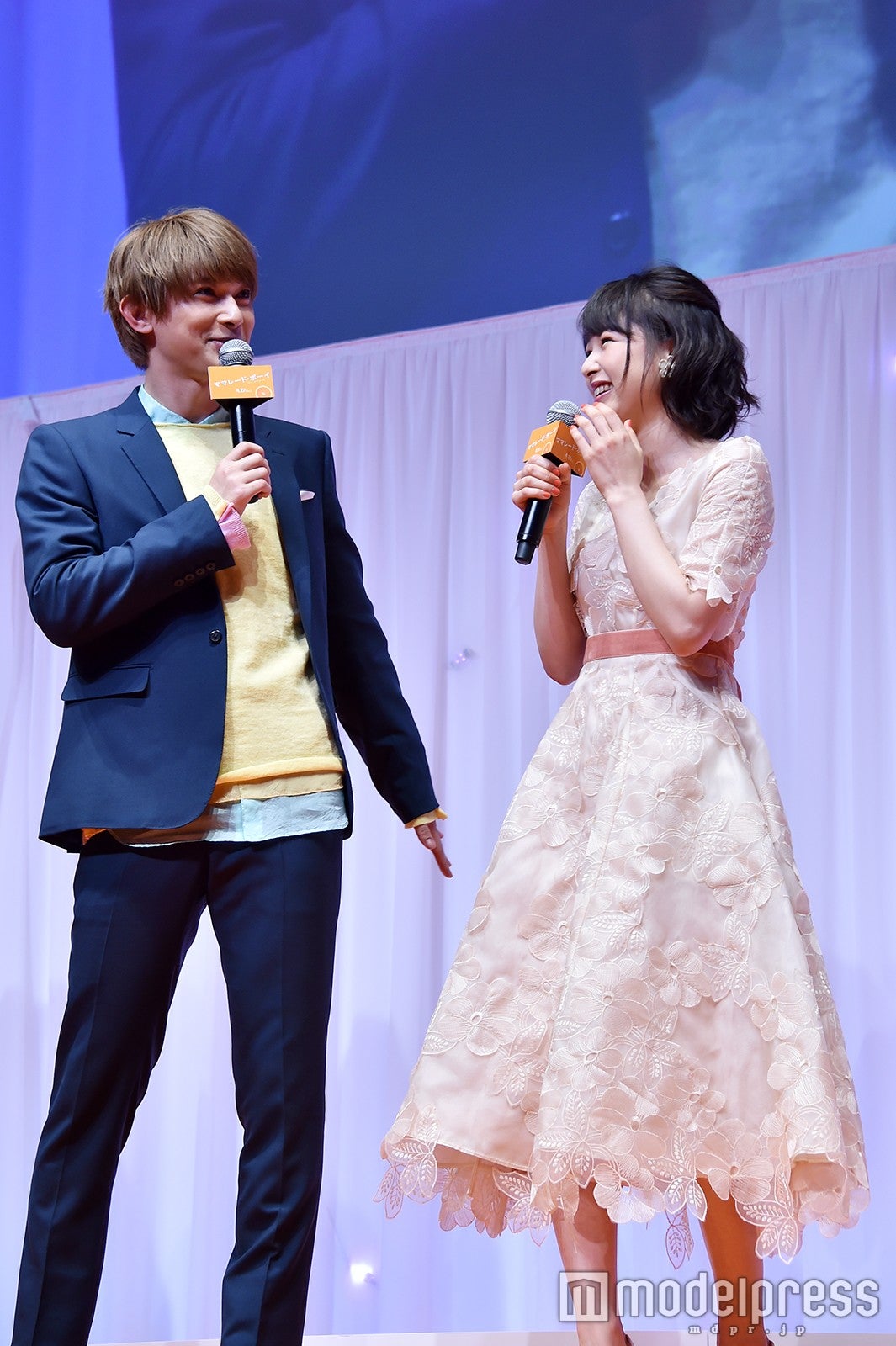 動揺で腕がピンとなってしまった吉沢亮 （C）モデルプレス