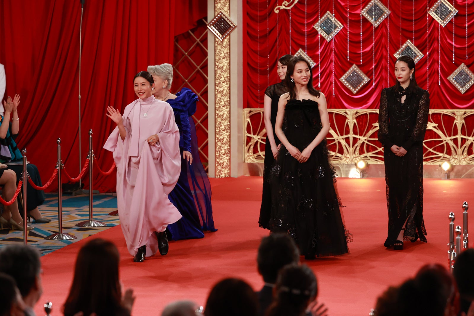 草笛光子、石原さとみ、西野七瀬、清原果耶、広瀬すず（C）東京写真記者協会