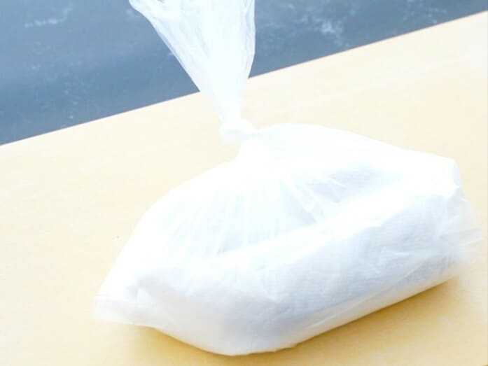 ポリ袋の空気はしっかり抜きます