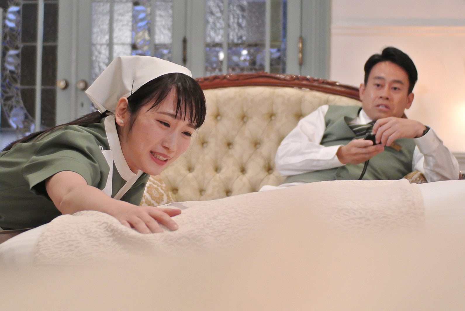 川栄李奈、宮川大輔／「崖っぷちホテル！」第3話より（C）日本テレビ