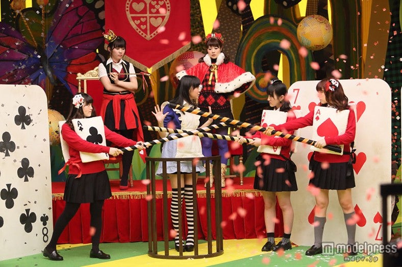 「不思議の国のアリス」の世界を表現（C）AKS