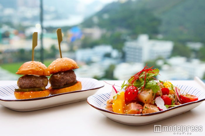 「ABOVE」(左から)BEEF SLIDERS 2pc $85、CEVICHE $95(C)モデルプレス