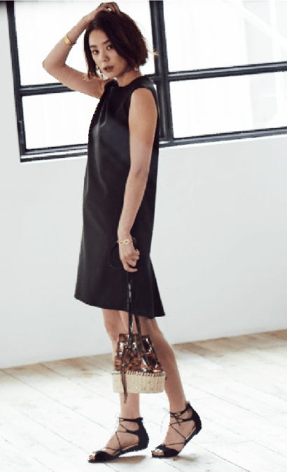 ノースリーブワンピース¥12,000、巾着バッグ¥6,500/ともにアンデミュウ(アダストリア) ピアス¥2,500/31 Sons de mode(ヒロタ) チェーンブレスレット¥3,500/アビステ バングル¥5,000/アビステ レースアップサンダル¥8,900/31 Sons de mode(ヒロタ)(C)TOPLOG