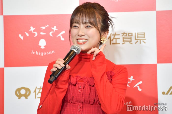 いちごのヘタを意識したイヤリングをアピールする矢吹奈子(C)モデルプレス