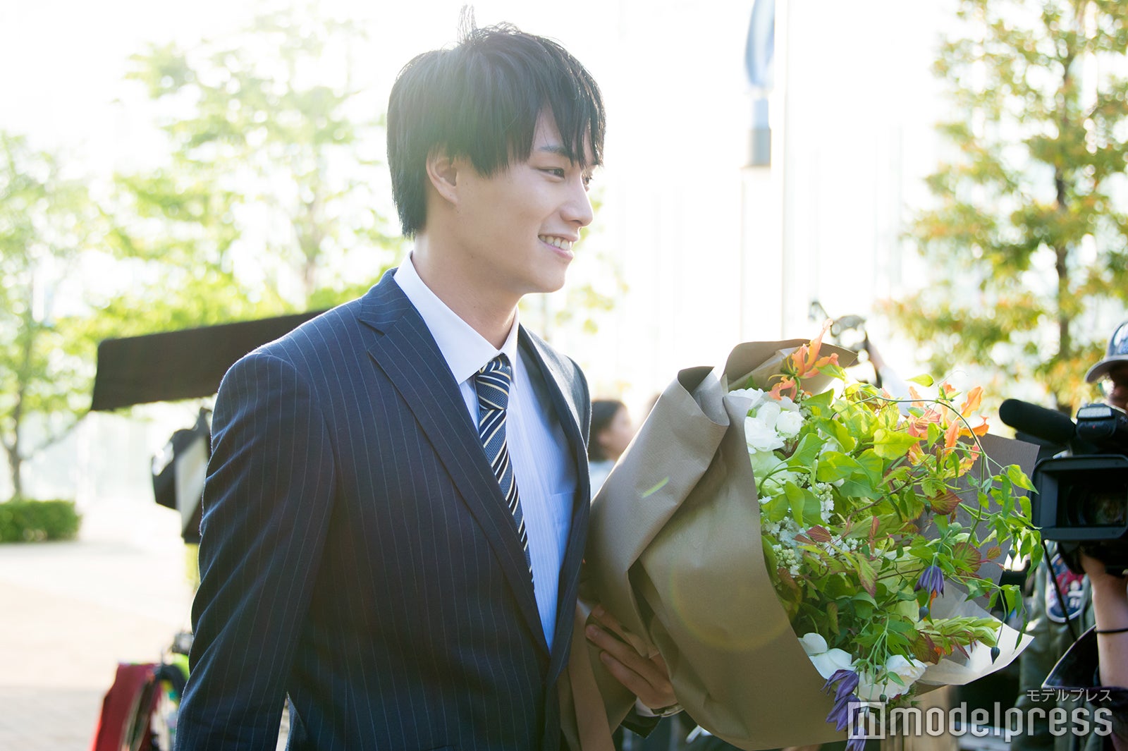 鈴木伸之、オールアップで笑顔（C）モデルプレス