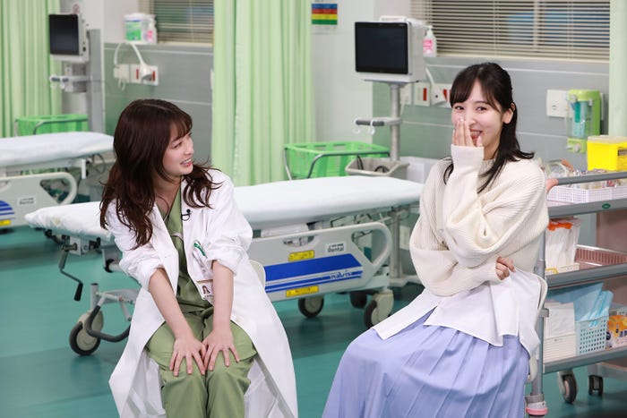 橋本環奈、佐倉綾音(C)テレビ朝日