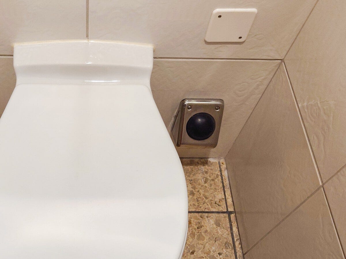 ボタンを足で踏んで流すタイプ