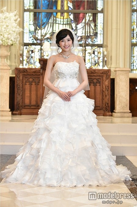 AKB48 君にウエディングを… 渡辺麻友さん ウエディングドレス2種 花嫁 画像2/2) 渡辺麻友、ウエディングドレス姿を披露「プレッシャー