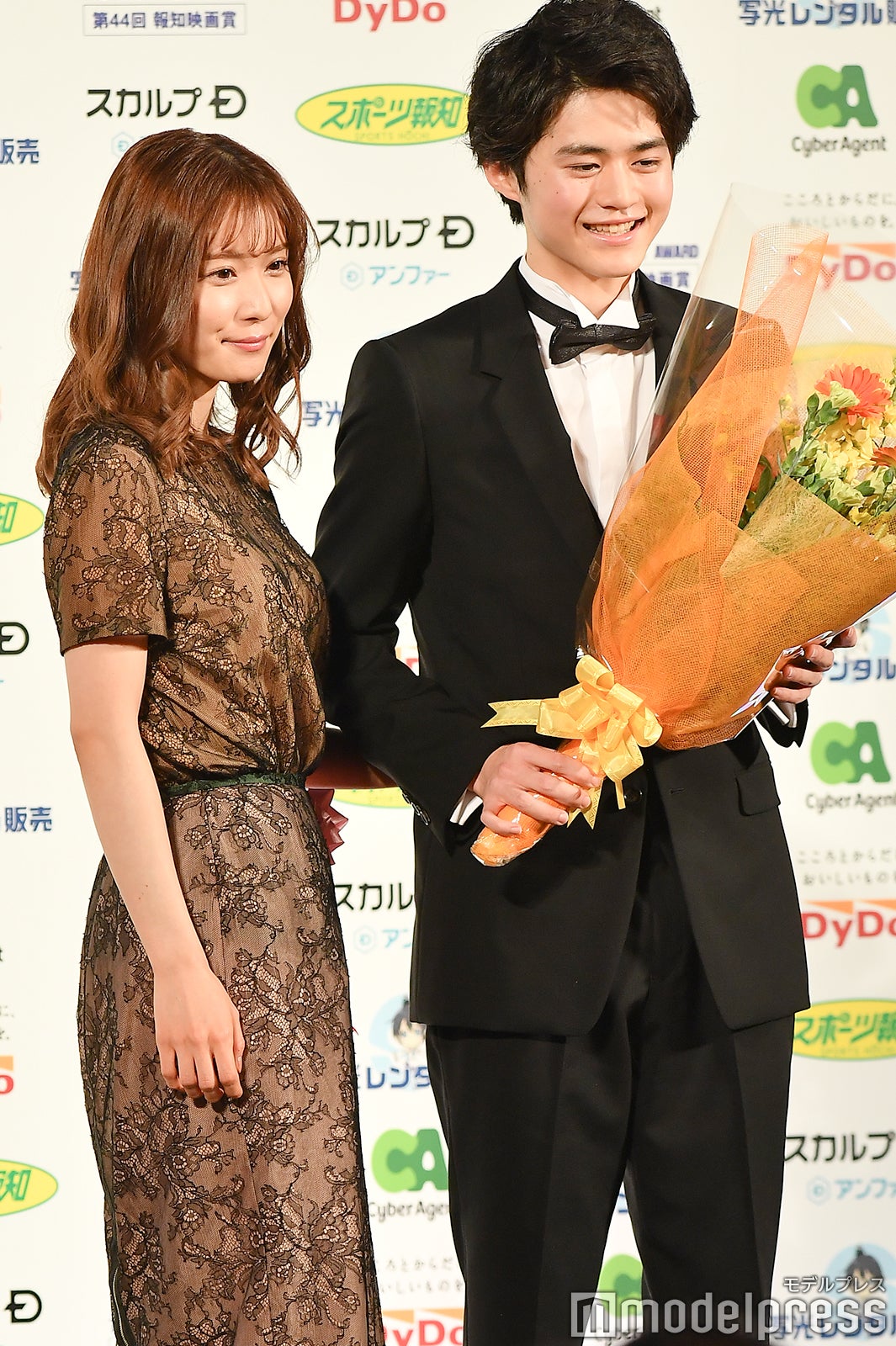 （左から）松岡茉優、鈴鹿央士（C）モデルプレス