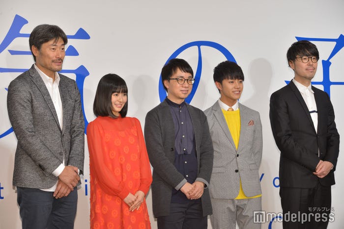 「天気の子」制作発表記者会見に出席した川口典孝氏・森七菜・新海誠監督・醍醐虎汰朗・川村元気氏(C)モデルプレス