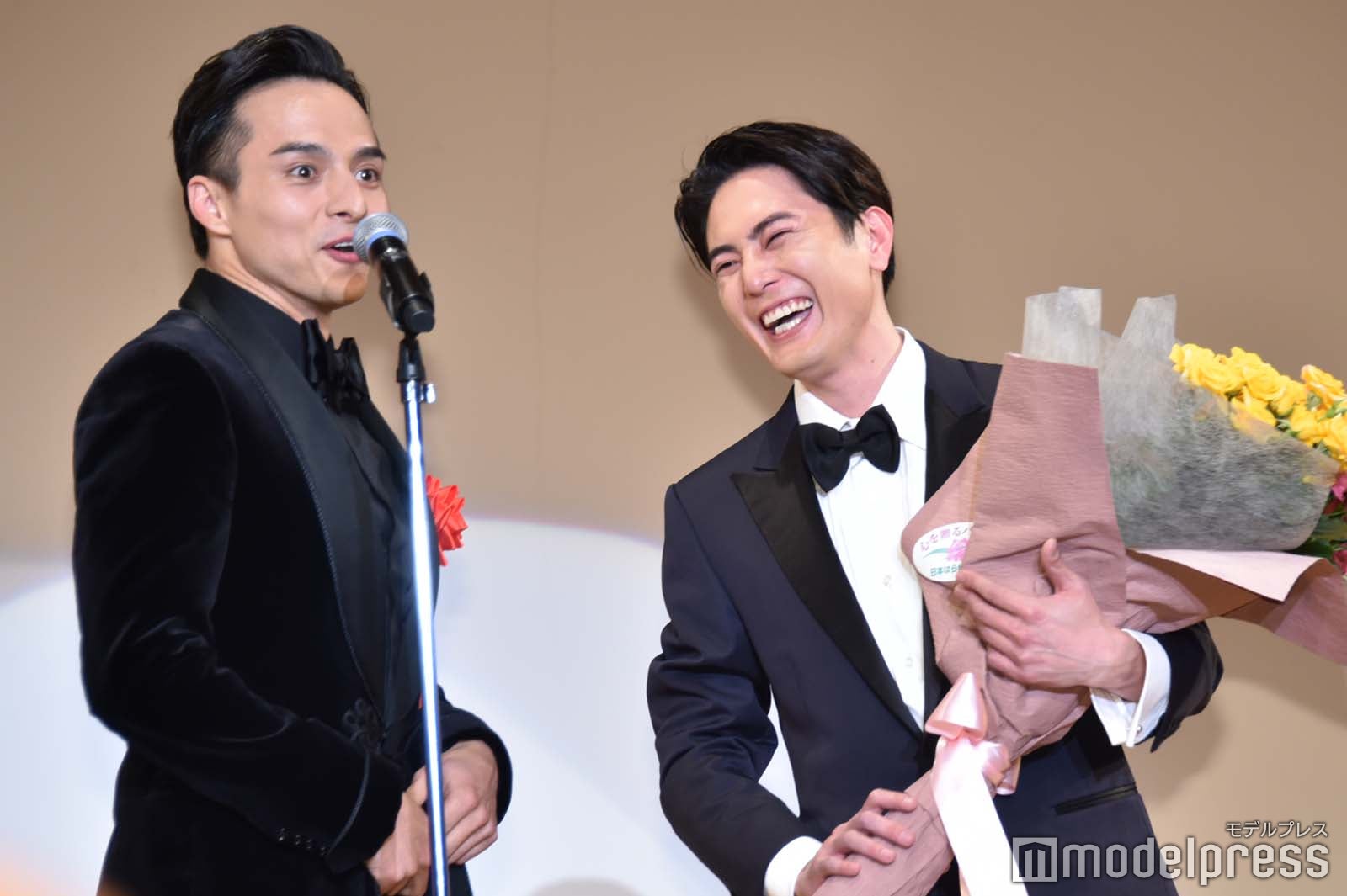 時間が押しているがいっぱいしゃべりたい満島真之介、それを見て笑う間宮祥太朗 （C）モデルプレス