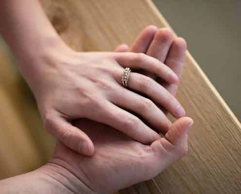 男性がキュンとする手のつなぎ方5選 “恋人つなぎ”以外のテクもアリ!