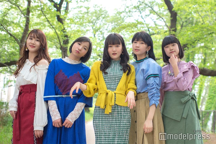 Little Glee Monster(左から)かれん、MAYU、芹奈、manaka、アサヒ※これは衣装です(C)モデルプレス