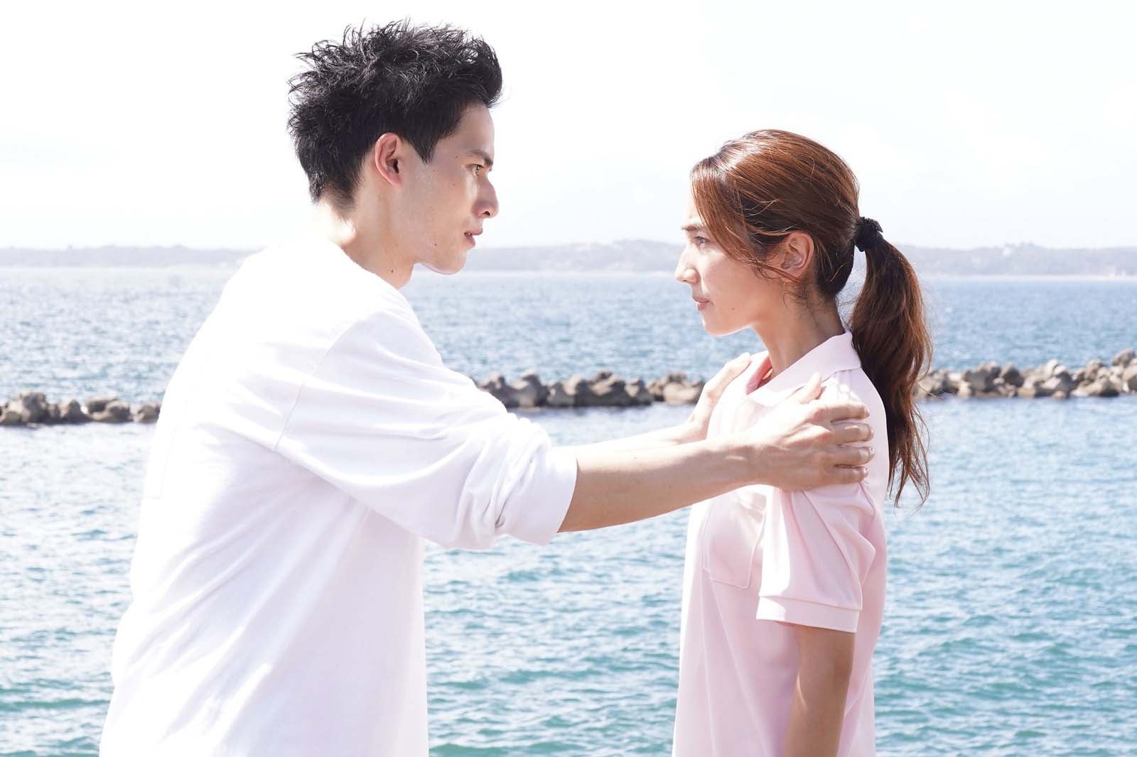 水上恒司、仁村紗和「真夏のシンデレラ」第7話より（C）フジテレビ