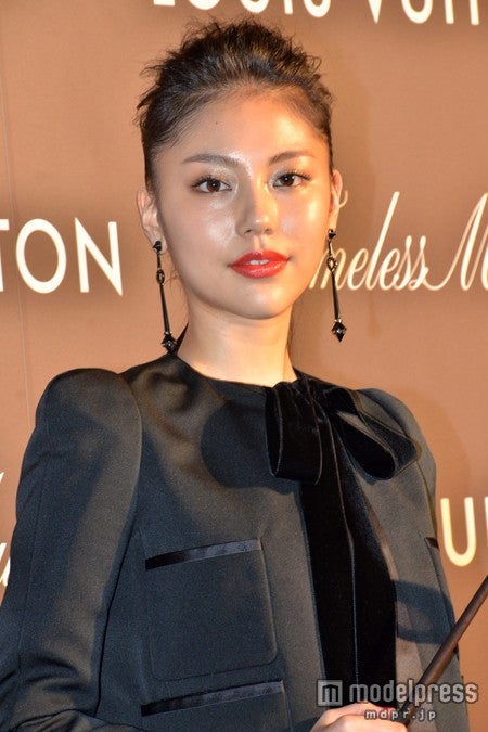 モデル水沢エレナ、スラリ美脚披露　モードスタイルで魅力開花