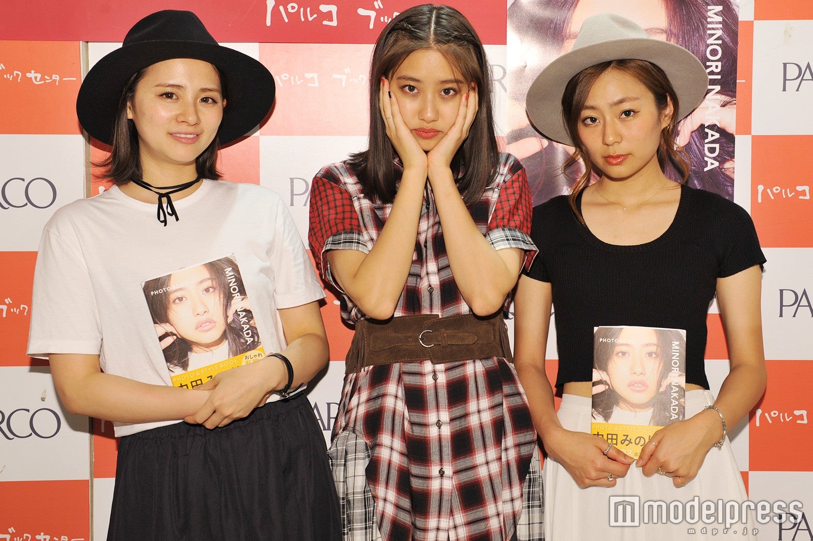 （右）信太美月（C）モデルプレス