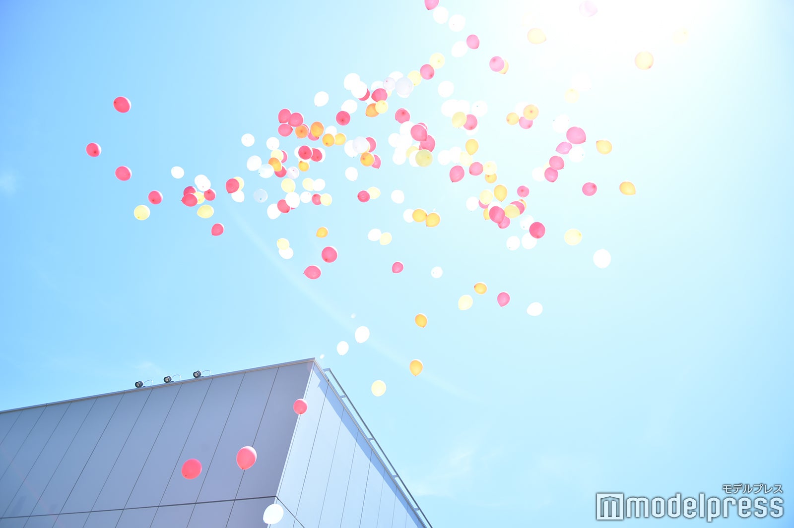 銀座上空に舞う風船（C）モデルプレス