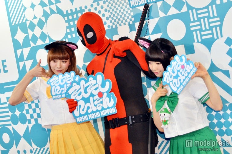 「もしもしにっぽん」ブースでの撮影会の模様／小澤楓（左）、POCHI（右）