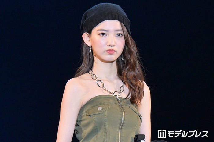 “奇跡の9頭身”黒木麗奈、股下83cmの美スタイルに驚きの声「体の半分以上が脚」「二度見した」