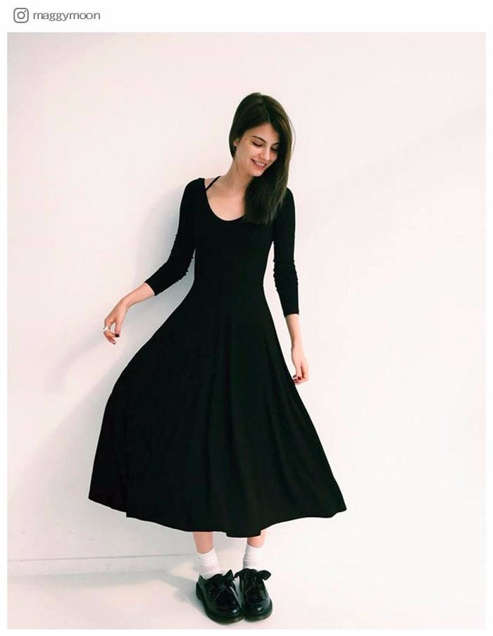 ブラックワンピを着こなしたマギー/マギーInstagramより
