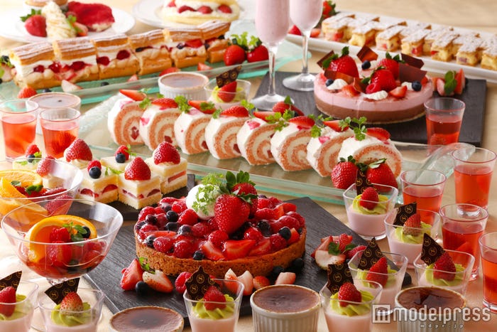 アフタヌーンスイーツブッフェ~あまおうフェア~スカイラウンジ「ベイ・ビュー」(28F)(画像提供:横浜ベイシェラトン ホテル&タワーズ)