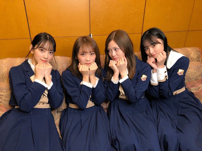 “全力ぶりっ子ポーズ”堀未央奈、秋元真夏、白石麻衣、遠藤さくら/撮影:与田祐希(提供写真)