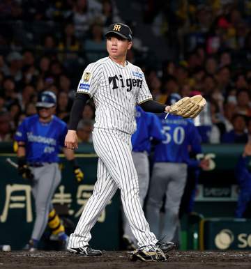 阪神が四回に2失点 2失策が絡む 2死一、二塁で左前に落ちる安打を左翼・福島が後逸 2者の生還を許す