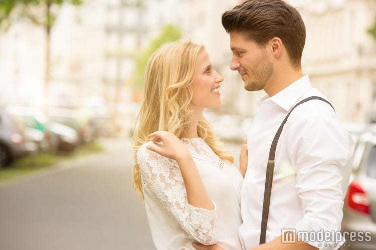 やりすぎ注意 彼の嫉妬心をくすぐる 他の男性とのスキンシップ 4選 モデルプレス