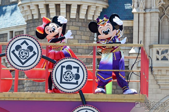 「雅涼群舞(がりょうぐんぶ)」(左から)ミニー、ミッキー