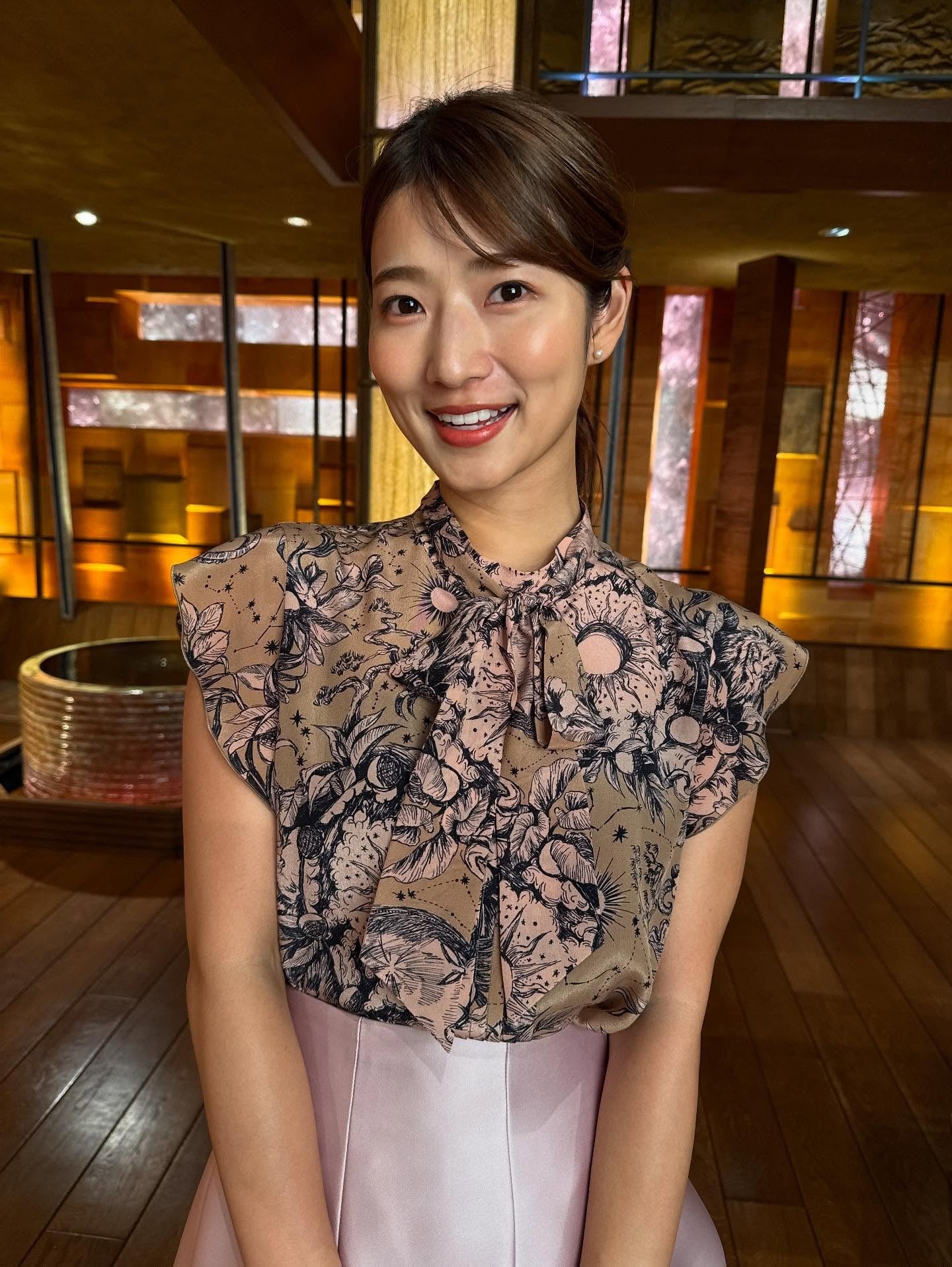 テレ朝・安藤萌々アナ、ニースでほっそり二の腕披露「絵画みたい」「景色にピッタリマッチしてる」の声