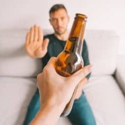 “禁酒”はダイエットに効果的って本当?そのメリットと方法を医師が解説!