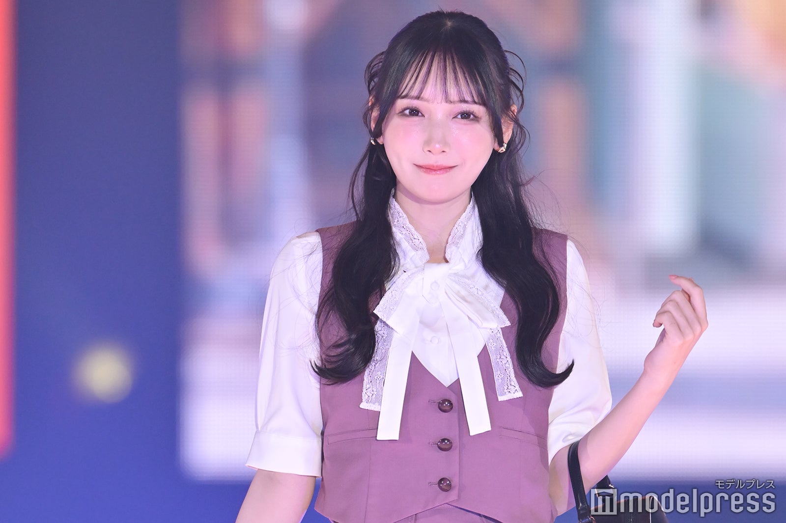 ≠ME鈴木瞳美、上品セットアップで美脚披露 大きめリボンで甘さ