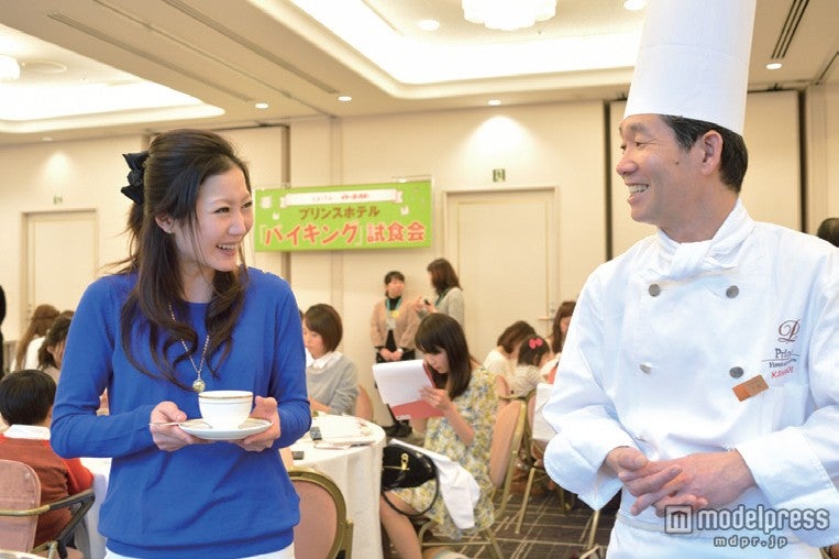 （左から）高木ゑみ、下井和彦料理長／「saita」4月号より／画像提供：セブン&アイ出版