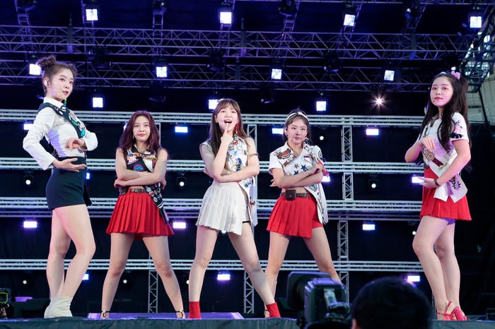 「Red Velvet」アイリーン、ジョイ、ウェンディ、スルギ、イェリ(写真提供:avex)