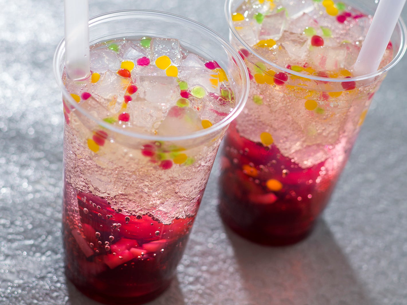 スパークリングドリンク（ブルーベリー＆ナタデココ）1杯¥600※新エンタ―テイメントプログラム「クラブマウスビート」関連メニュー（C）Disney