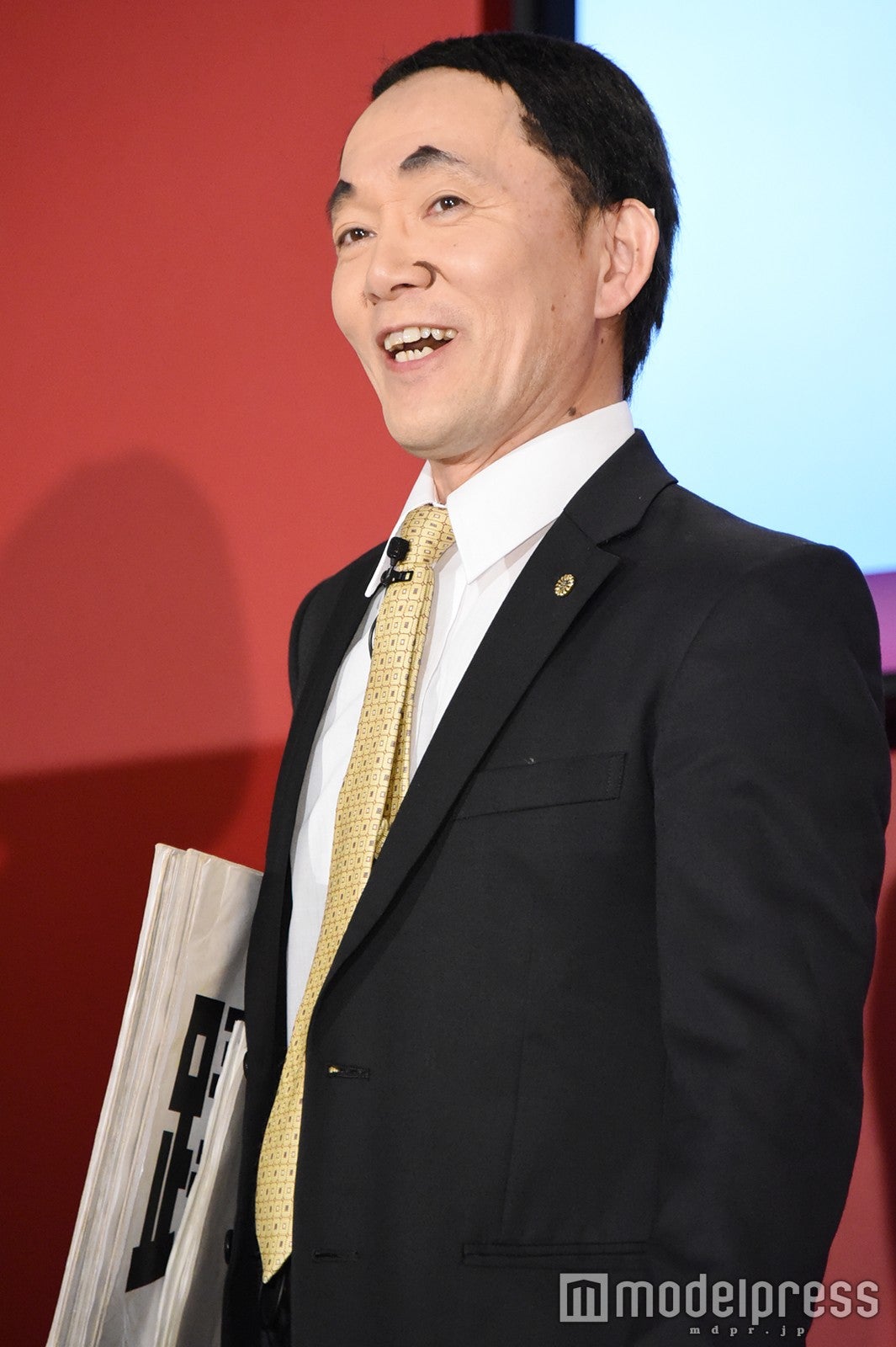 菅義偉官房長官のモノマネをする山本天心（C）モデルプレス