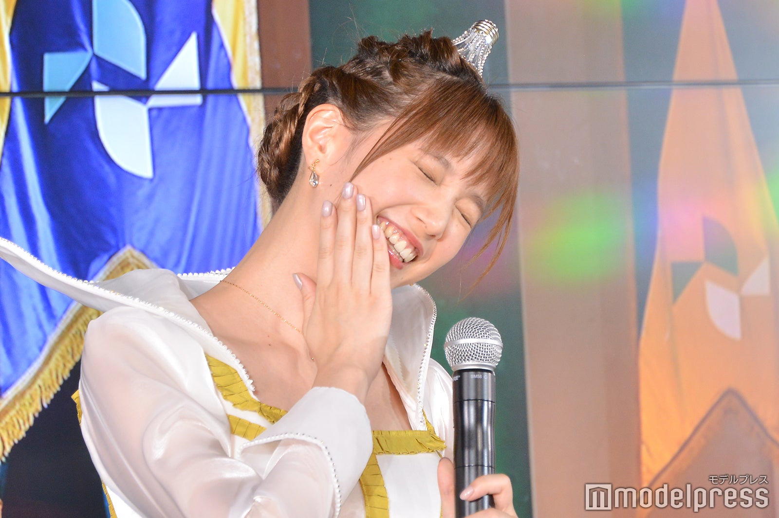 照れる本田翼（C）モデルプレス