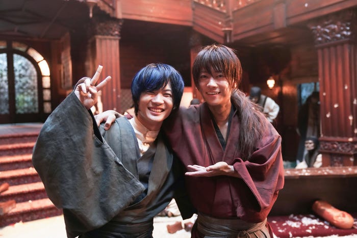 佐藤健 有村架純 新田真剣佑ら るろうに剣心 貴重なオフショット公開 モデルプレス 佐藤健 有村架純 新田真剣佑ら るろうに剣心 貴重なオフショット公開 モデルプレス