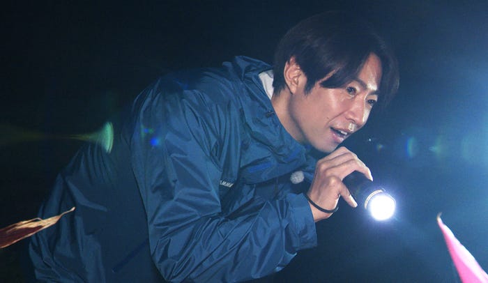 観察する相葉雅紀(一昨年の生中継番組より)(C)NHK