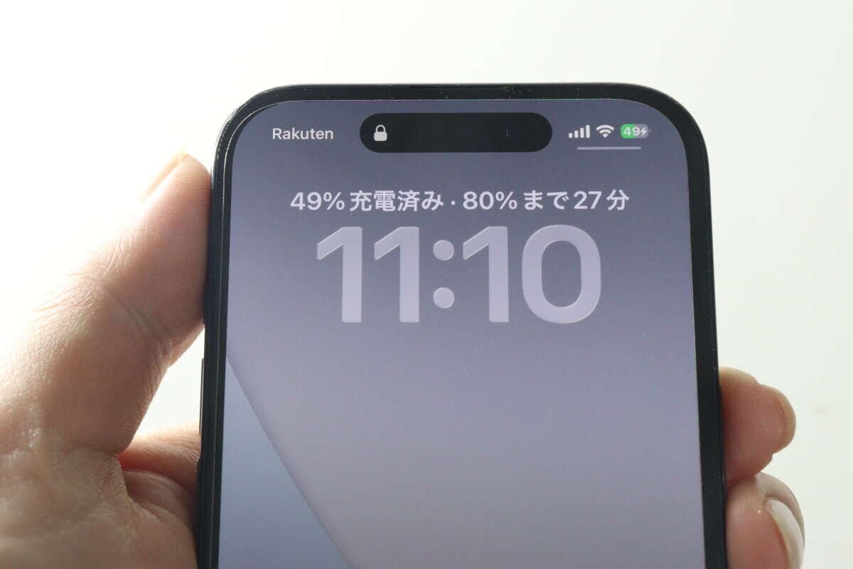 スマートフォン画面に49%充電済み、80%まで27分と表示 スマートフォン画面に49%充電済み、80%まで27分と表示