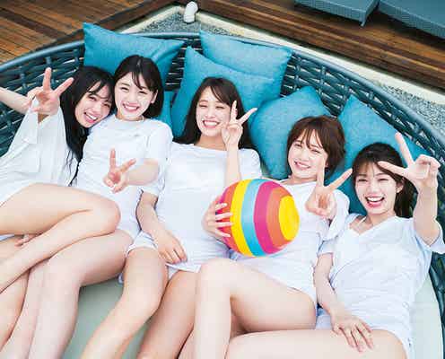 日向坂46・1st写真集、白の水着×Tシャツでプール撮影 青春感たっぷりカット解禁