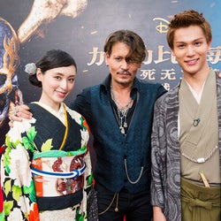 栗山千明&中川大志、上海ディズニーランドでジョニー・デップと夢の対面 ファン5000人が殺到