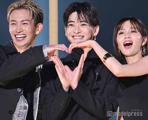 高橋文哉、綱啓永&岡崎紗絵とシックなブラックコーデで降臨 顔寄せ合いハートポーズも【TGC2025A/W】
