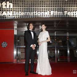 モデルプレス - 中条あやみ&間宮祥太朗、まさかのフライト欠航も“滑り込み”国際映画祭デビュー<コメント到着>