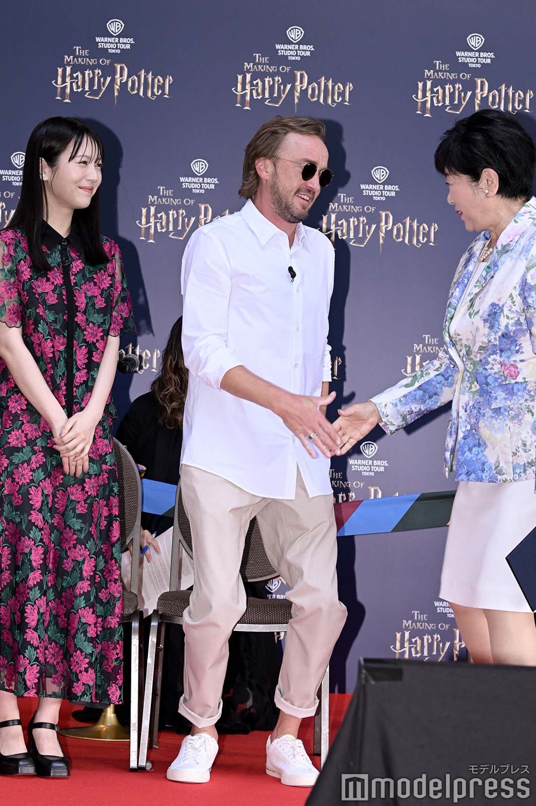 小池百合子東京都知事と握手を交わすトム・フェルトン、横で見守る浜辺美波（C）モデルプレス