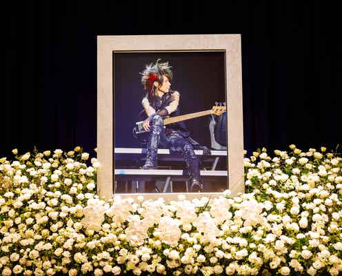 55歳で死去のX JAPAN・HEATHさんお別れ会開催 メンバーら100人の著名人・1万人の一般客参列<HEATH Farewell & Flower Offering Ceremony>